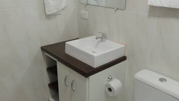 Quarto com 2 Camas de Solteiro | Bathroom | Shower, hair dryer, bidet, towels