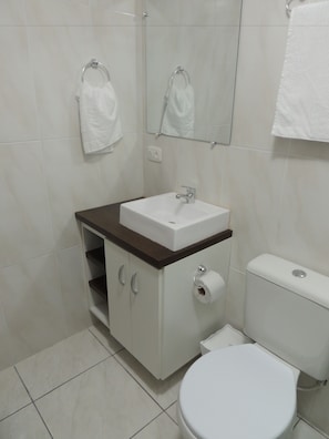 Quarto com 2 Camas de Solteiro | Bathroom | Shower, hair dryer, bidet, towels