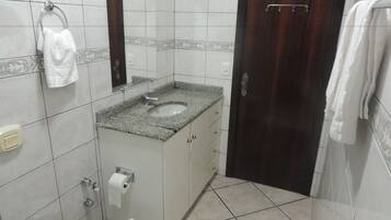 Quarto quádruplo | Banheiro | Chuveiro, secador de cabelo (mediante solicitação), bidê