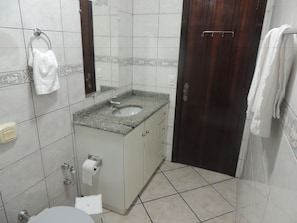 Quadruple Room | Bathroom | Shower, hair dryer, bidet, towels - Pousada Cinnamon (Canela)
