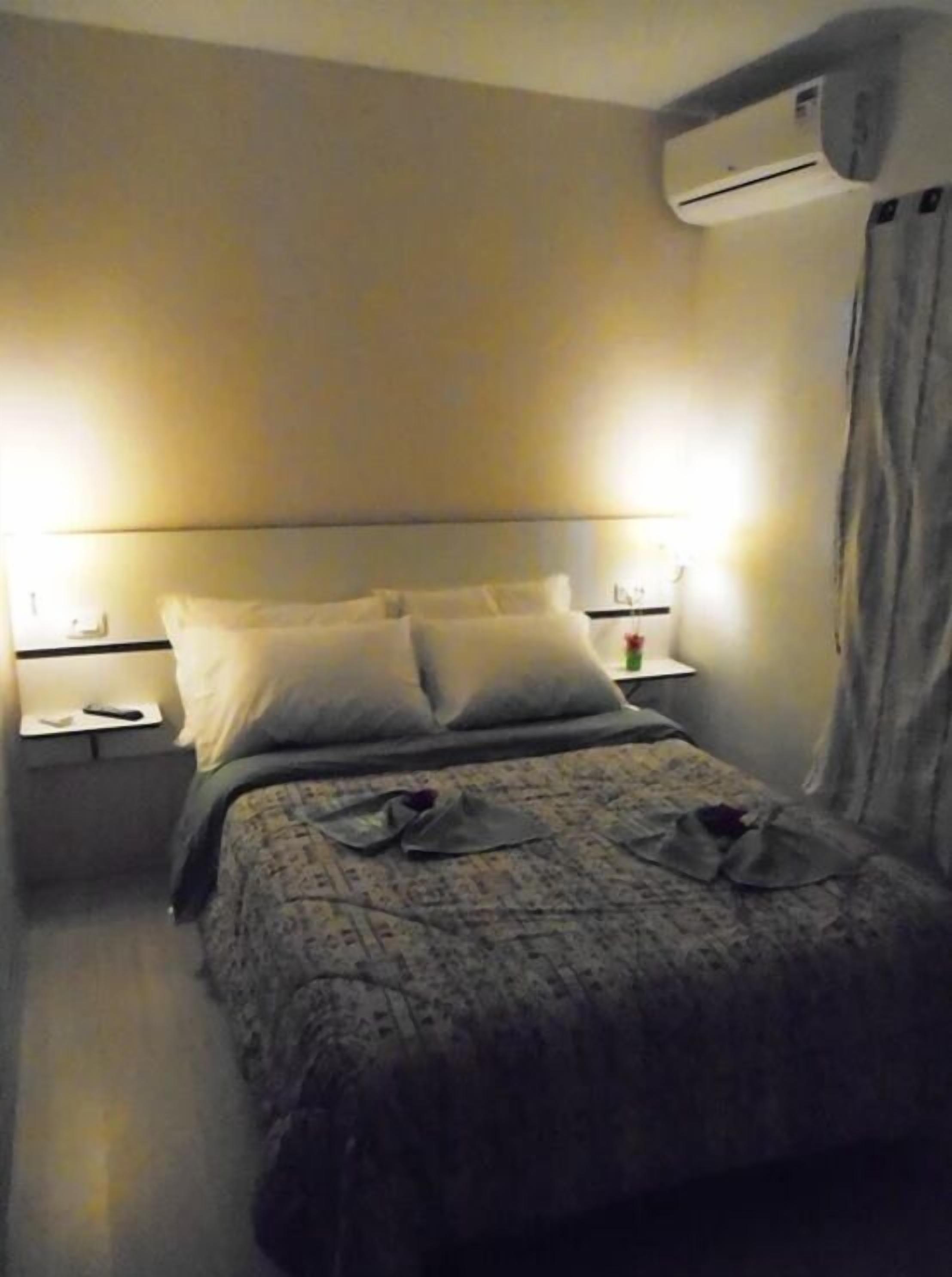 Minibar, escritorio, cortinas blackout y tabla de planchar con plancha 