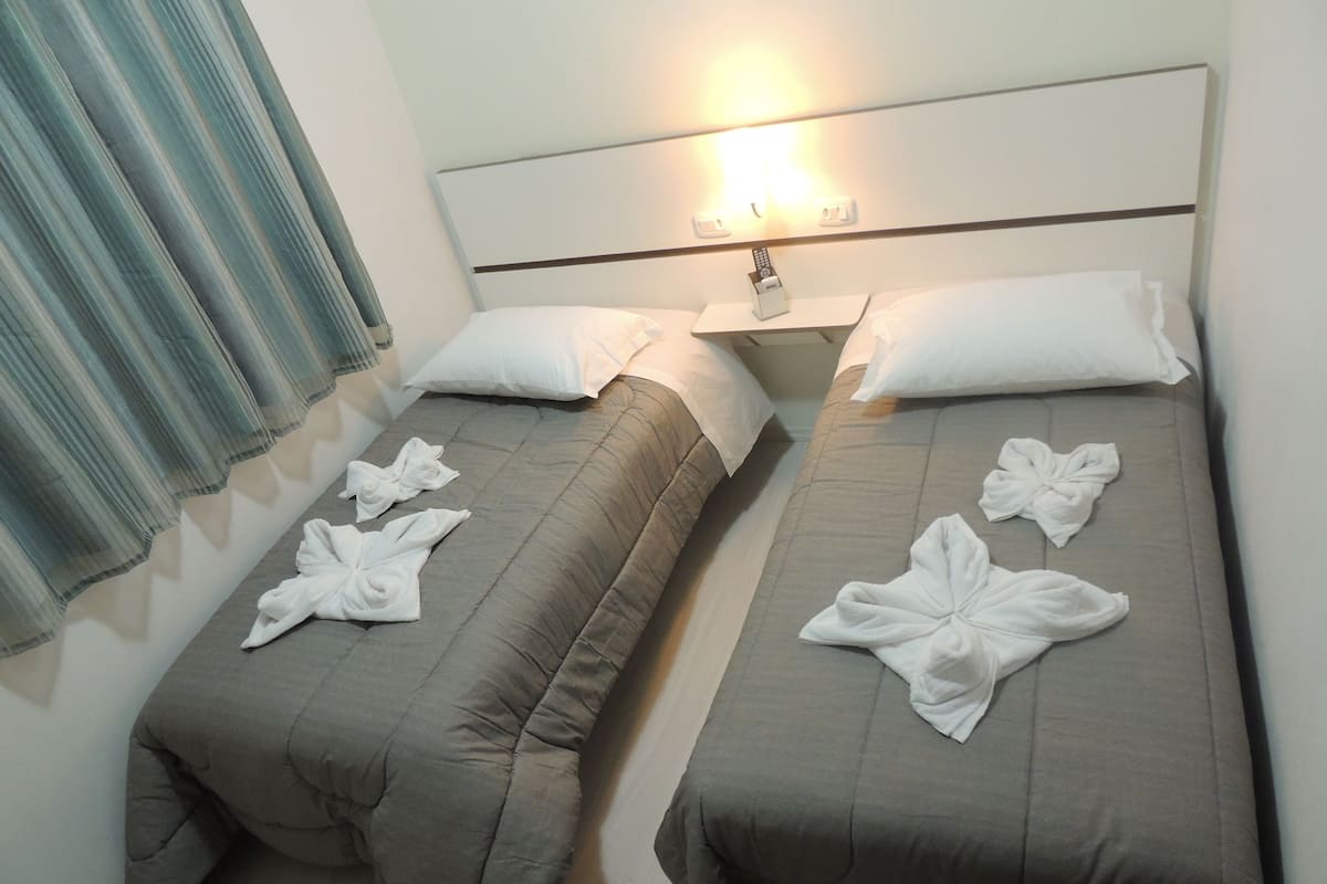 單人房 (Quarto com 2 Camas de Solteiro) | 迷你吧、書桌、遮光窗簾/窗簾、熨斗/熨衫板