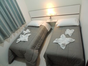 Quarto com 2 Camas de Solteiro - Pousada Cinnamon (Canela)
