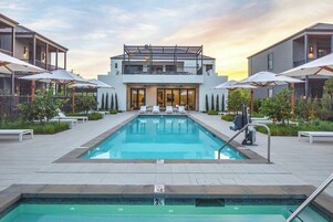 室外游泳池，日光浴躺椅