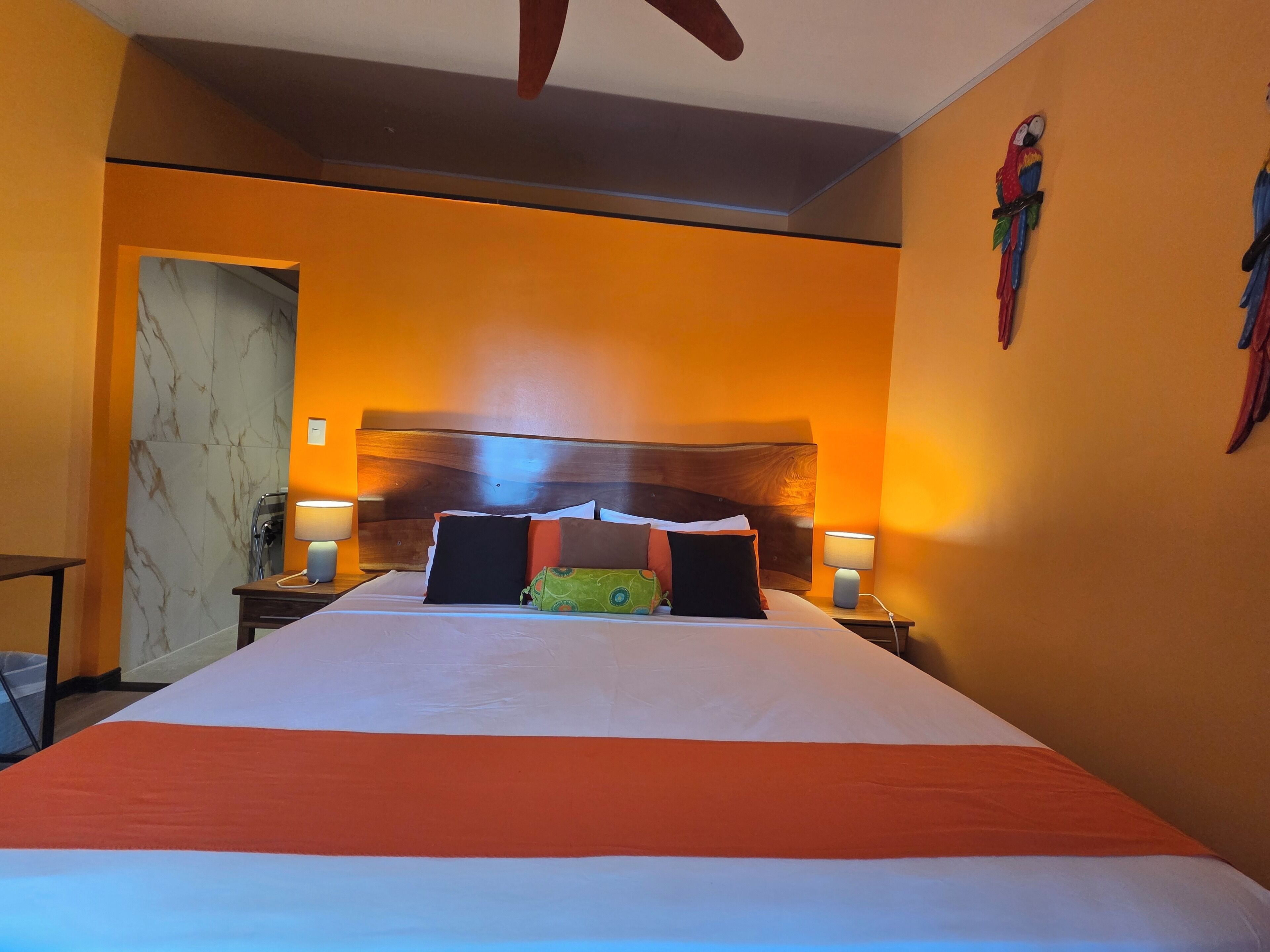 Deluxe-Doppelzimmer, Strandblick | Zimmersafe, individuell dekoriert, individuell eingerichtet