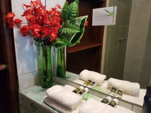 Supreme | Dotazioni del bagno | Doccia, soffione a pioggia, set di cortesia gratuito, asciugacapelli