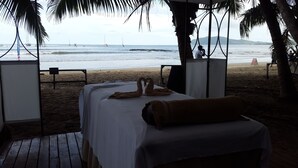 A beachside room with a bed, a towel, and a view of the ocean. - Hotel La Palapa (Tamarindo)