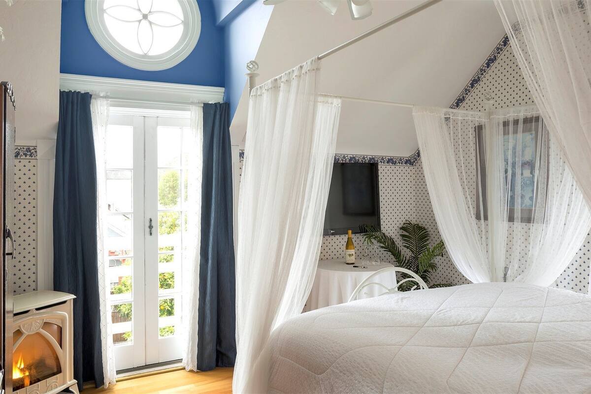 Night In Paris (Non-Pet Friendly) | Bộ đồ giường cao cấp, truy cập Internet không dây miễn phí 
