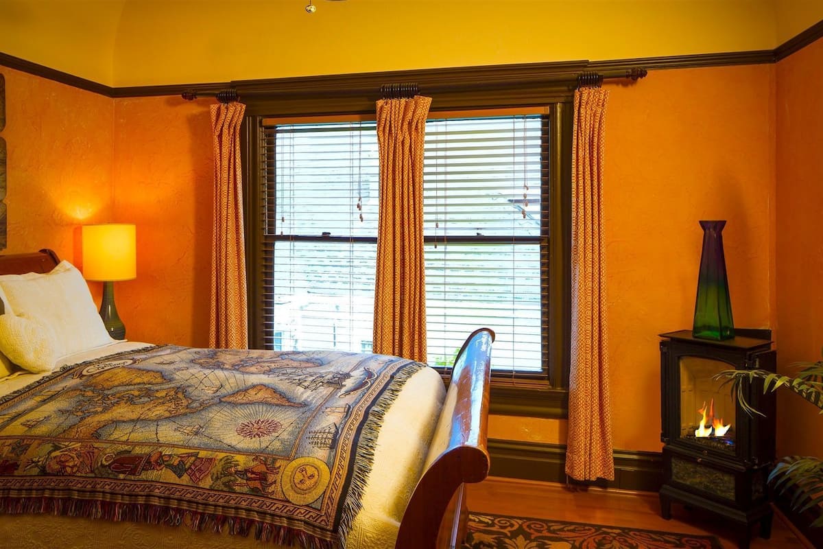 La Biblioteca (Non-Pet Friendly) | 1 bedroom, premium bedding, free WiFi, bed sheets