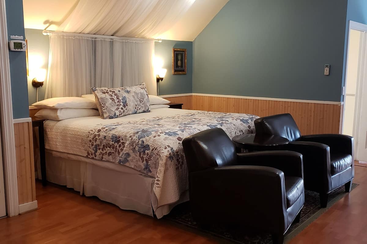 Walk in the Clouds Suite (Non-Pet Friendly) | 1 bedroom, premium bedding, free WiFi, bed sheets