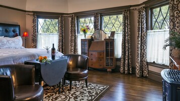 Chocolat (Non-Pet Friendly) | Premium bedding, free WiFi, bed sheets