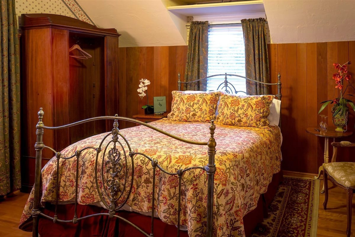 La Boheme (Non-Pet Friendly) | 1 bedroom, premium bedding, free WiFi, bed sheets