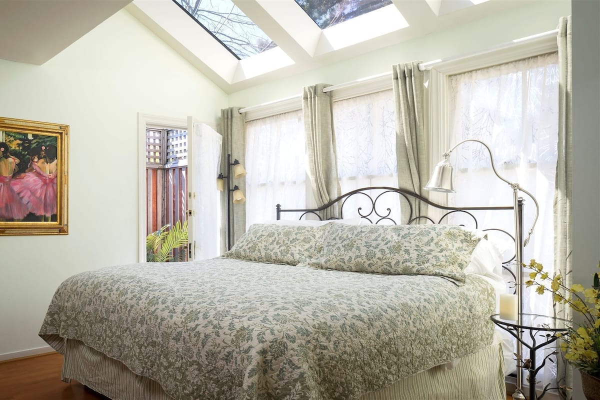 Starry Night (Non-Pet Friendly) | 1 bedroom, premium bedding, free WiFi, bed sheets