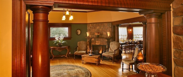 Lobby sitting area - Cabernet House, An Old World Inn (Napa)