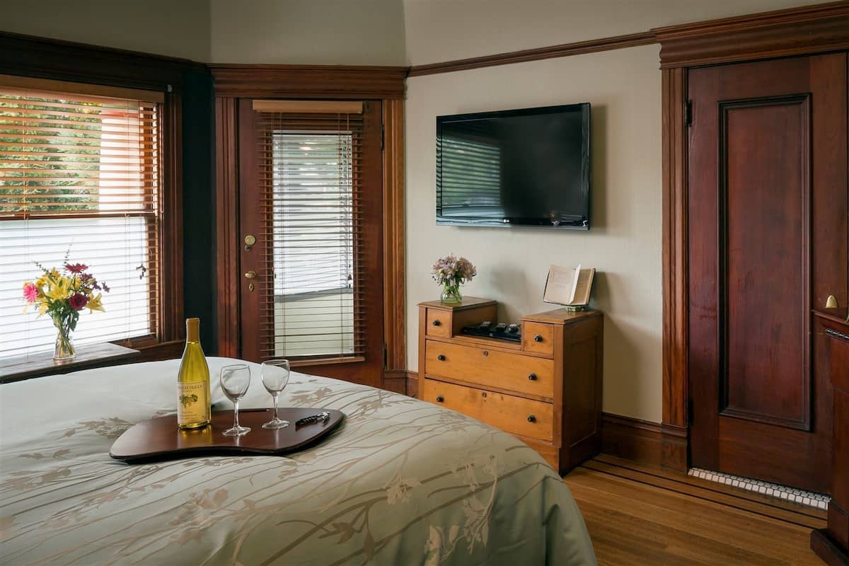 Casablanca (Non-Pet Friendly) | 1 bedroom, premium bedding, free WiFi, bed sheets