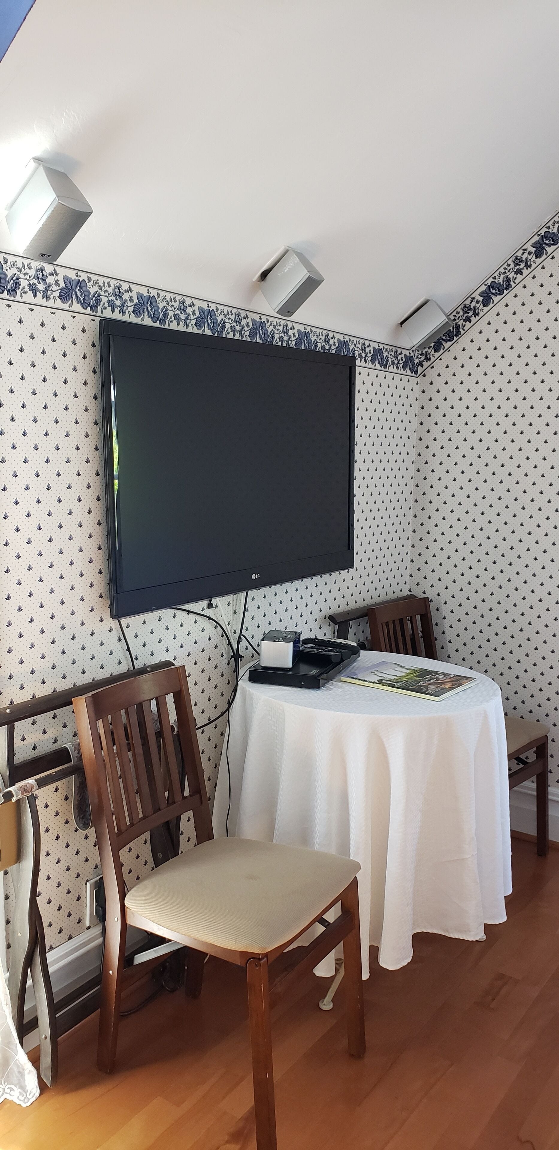 Night In Paris (Non-Pet Friendly) | Premium bedding, WiFi (free), bed sheets