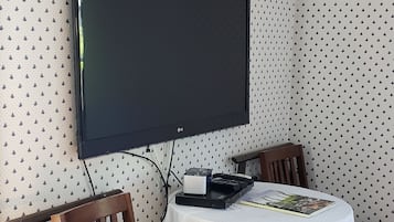 Night In Paris (Non-Pet Friendly) | Premium bedding, WiFi (free), bed sheets