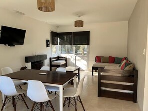 Cabaña Premium | Área de sala de estar | Smart TV de 43 pulgadas con canales vía satélite y televisión 