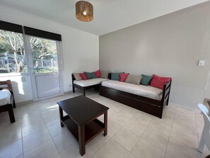 Cabaña Premium | Zona de estar | Smart TV de 43 pulgadas con canales por satélite, una televisión