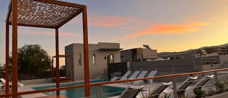 Piscine extérieure (ouverte en saison), parasols de plage