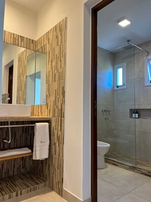 Cabana superior | Banheiro | Chuveiro, chuveiro com efeito de chuva, produtos de toalete grátis, bidê