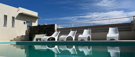 Piscine extérieure (ouverte en saison), parasols de plage