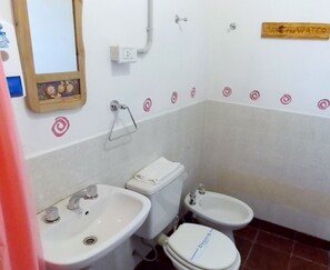 公寓, 2 間臥室, 城市景觀 | 浴室 | 淋浴設備、坐浴桶、毛巾