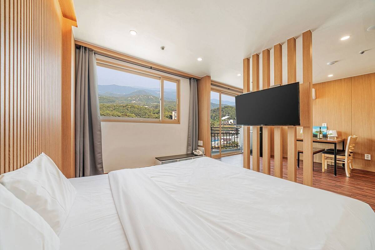 premium bedding, blackout curtains, soundproofing, free wifi