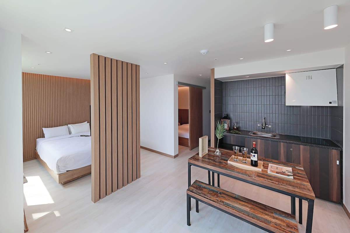 Roupas de cama premium, cortinas blackout, quartos à prova de som