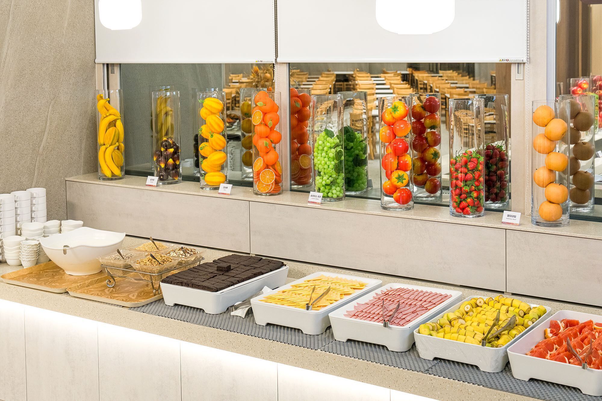 Ein Buffet mit verschiedenen Speisen, darunter Obst, Gemüse und Fleisch.