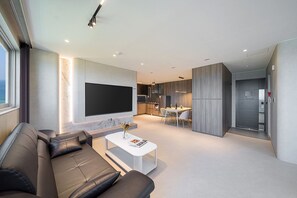 Premium bedding, blackout curtains, soundproofing, free WiFi - Ocean to you Resort Sokcho Seorak Beach Hotel and condo (Goseong)