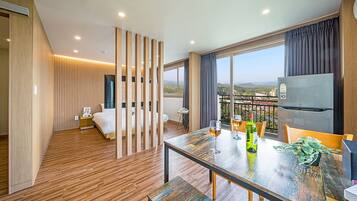 Ropa de cama de alta calidad, cortinas opacas, sistema de insonorizaciรณn