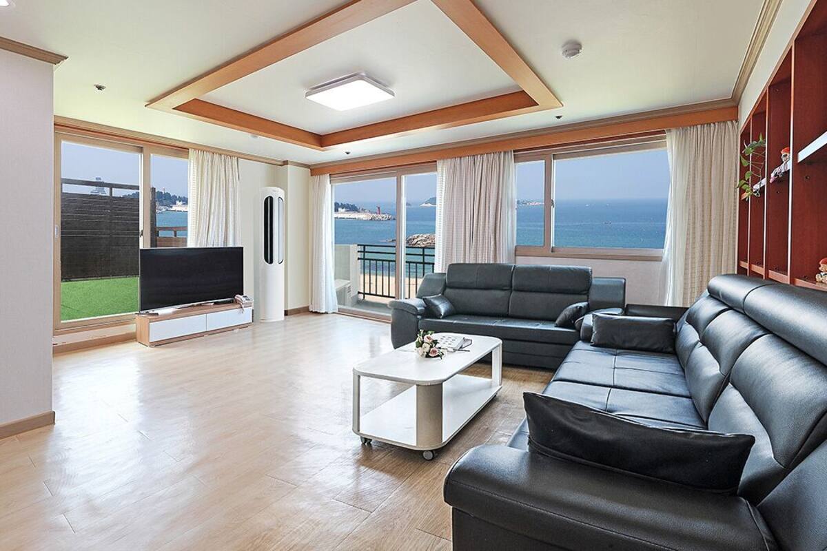 premium bedding, blackout curtains, soundproofing, free wifi