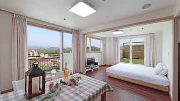 Soundproofing, free WiFi, bed sheets