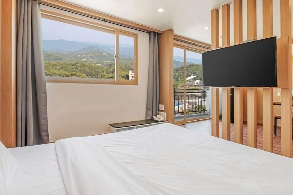 Soundproofing, free WiFi, bed sheets