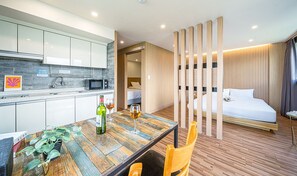 Frigobar, microondas, parrilla de estufa y arrocera 