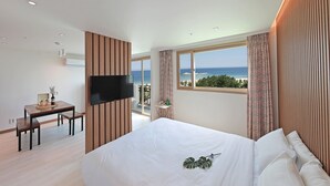 Una habitación de hotel moderna con una cama grande, un escritorio y un televisor.