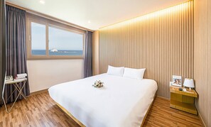 Premium bedding, blackout curtains, soundproofing, free WiFi - Ocean to you Resort Sokcho Seorak Beach Hotel and condo (Goseong)
