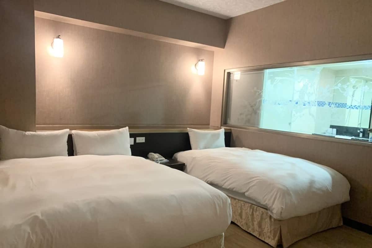 Habitación triple Elite | Escritorio, cortinas blackout, wifi gratis y ropa de cama