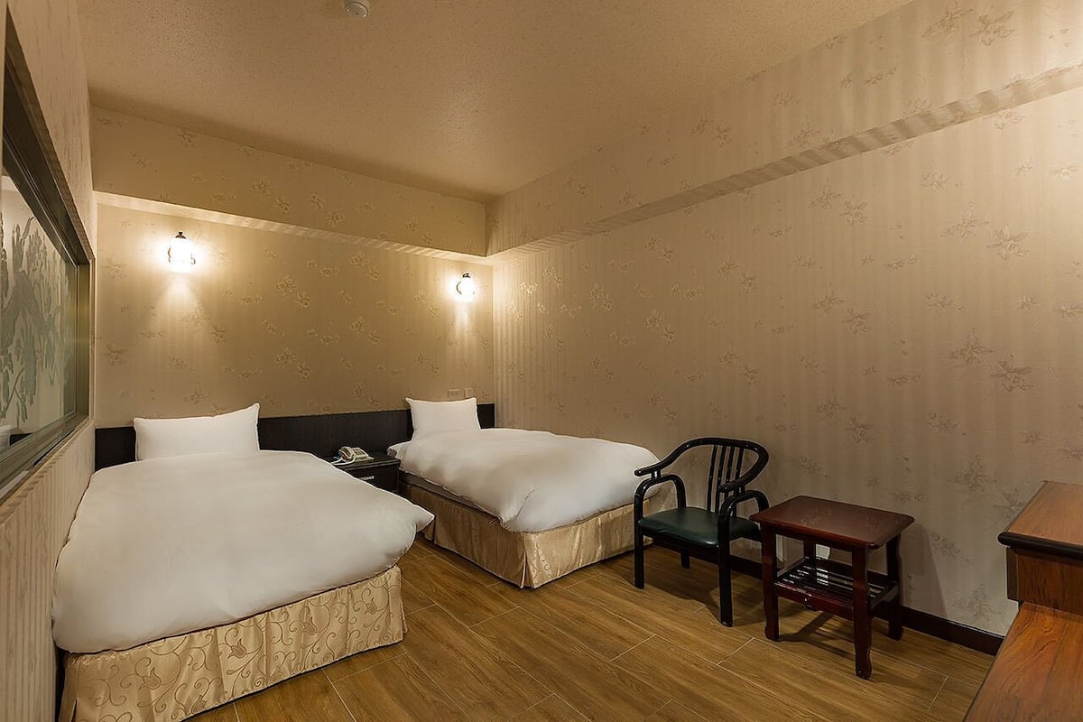 Habitación con 2 camas individuales | Escritorio, cortinas blackout, wifi gratis y ropa de cama