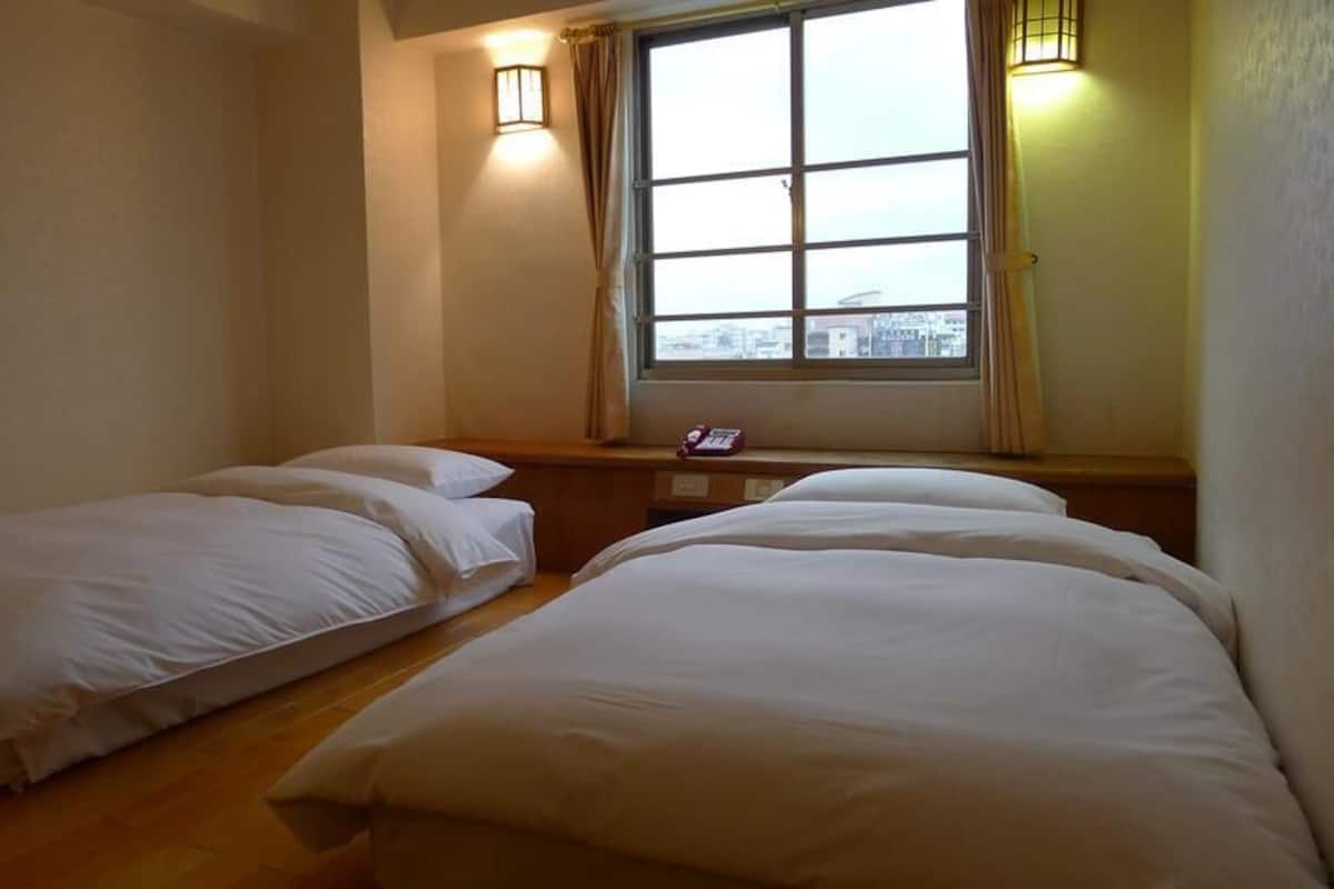 Habitación exclusiva con 2 camas individuales | Escritorio, cortinas blackout, wifi gratis y ropa de cama
