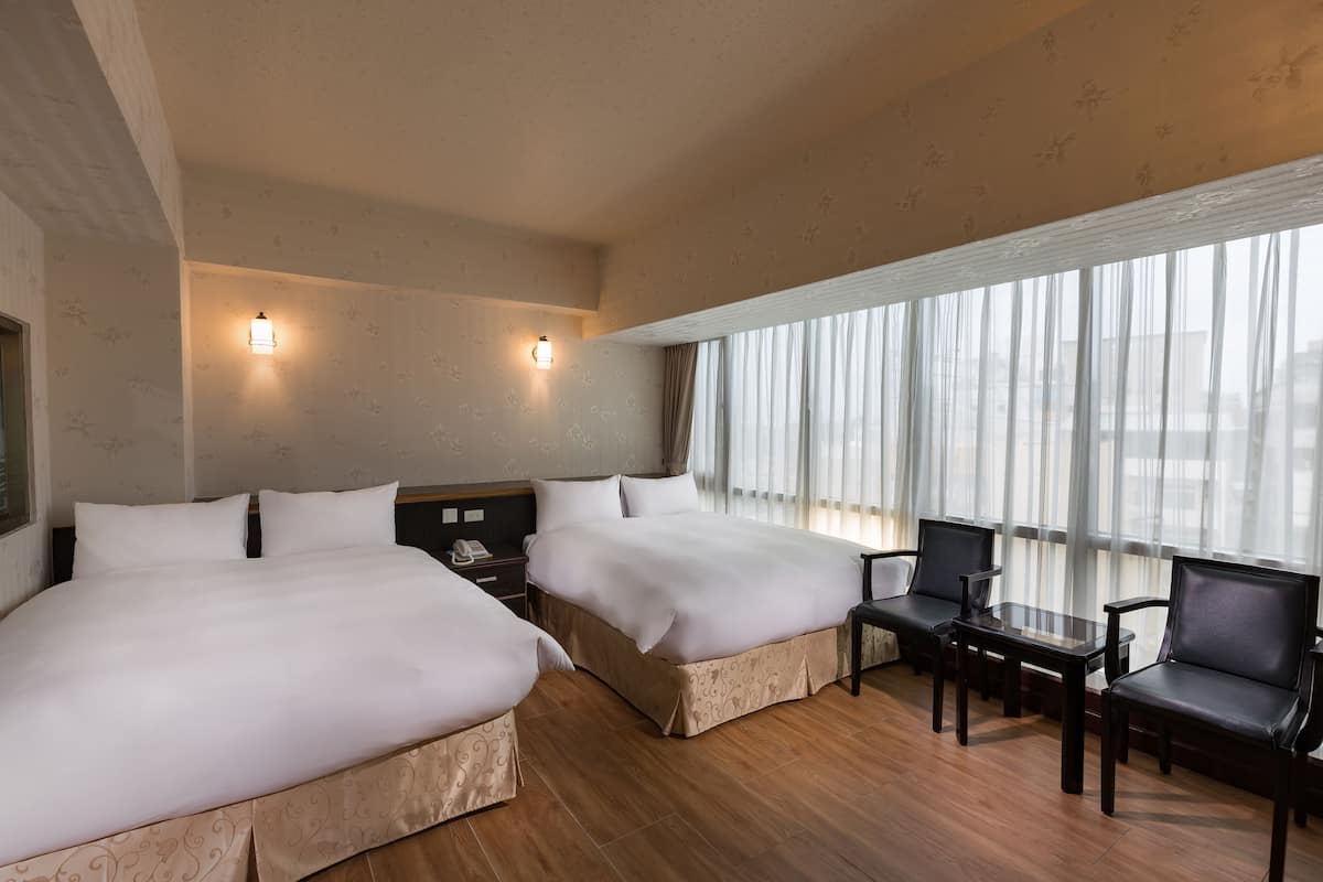 Habitación cuádruple superior | Escritorio, cortinas blackout, wifi gratis y ropa de cama