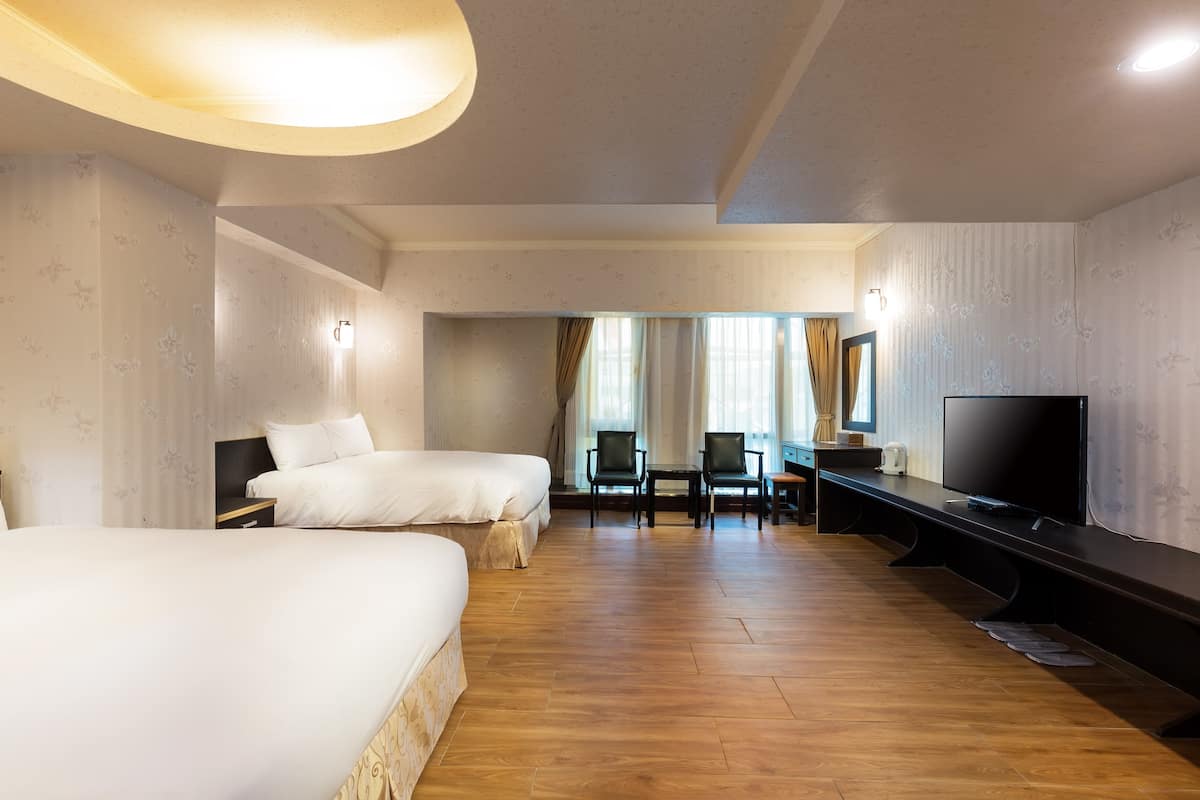 Habitación cuádruple Deluxe | Escritorio, cortinas blackout, wifi gratis y ropa de cama