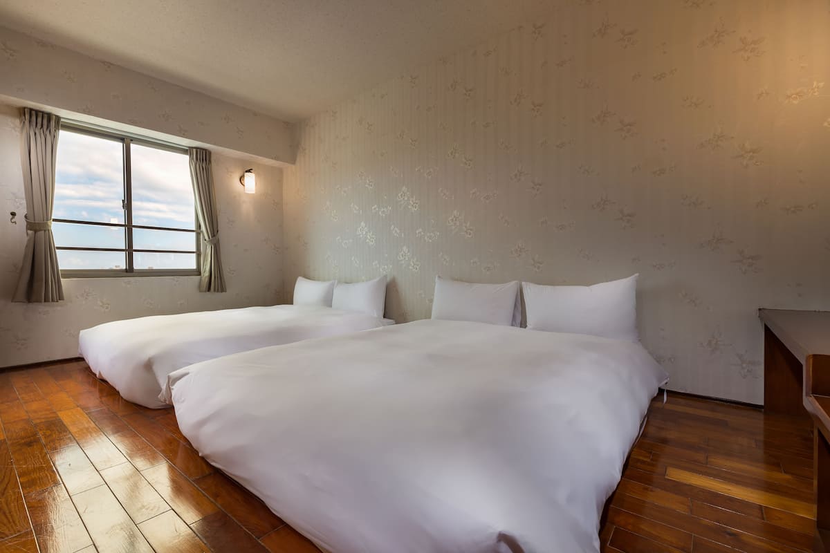 Habitación cuádruple exclusiva | Escritorio, cortinas blackout, wifi gratis y ropa de cama