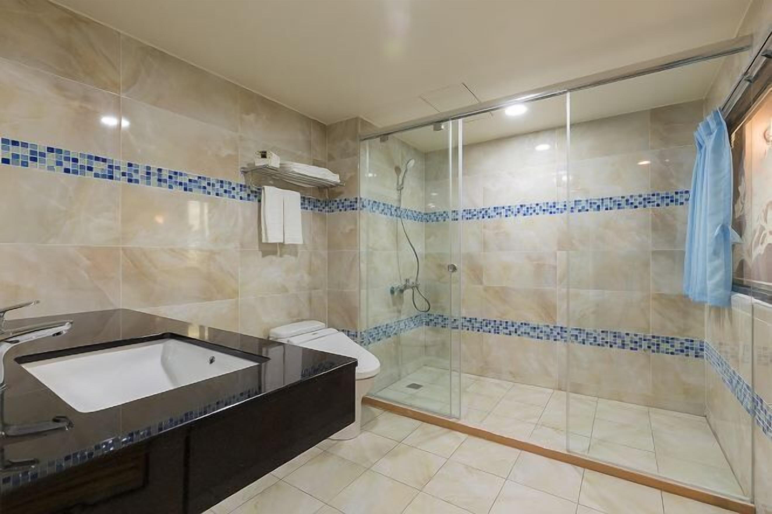 Produtos de toalete grátis, secador de cabelo, chinelos 