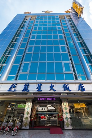 Vista frontal de la propiedad