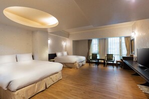 办公桌、遮光窗帘、免费 WiFi、床单