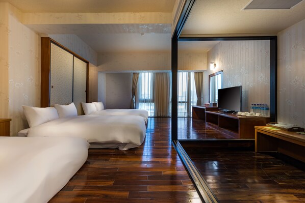 Habitación exclusiva (6-Person) | Escritorio, cortinas blackout, wifi gratis y ropa de cama