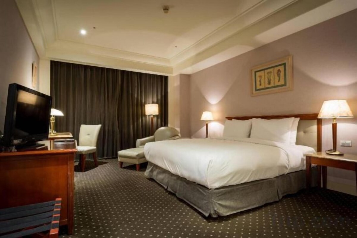 1 bedroom, premium bedding, down comforters, desk