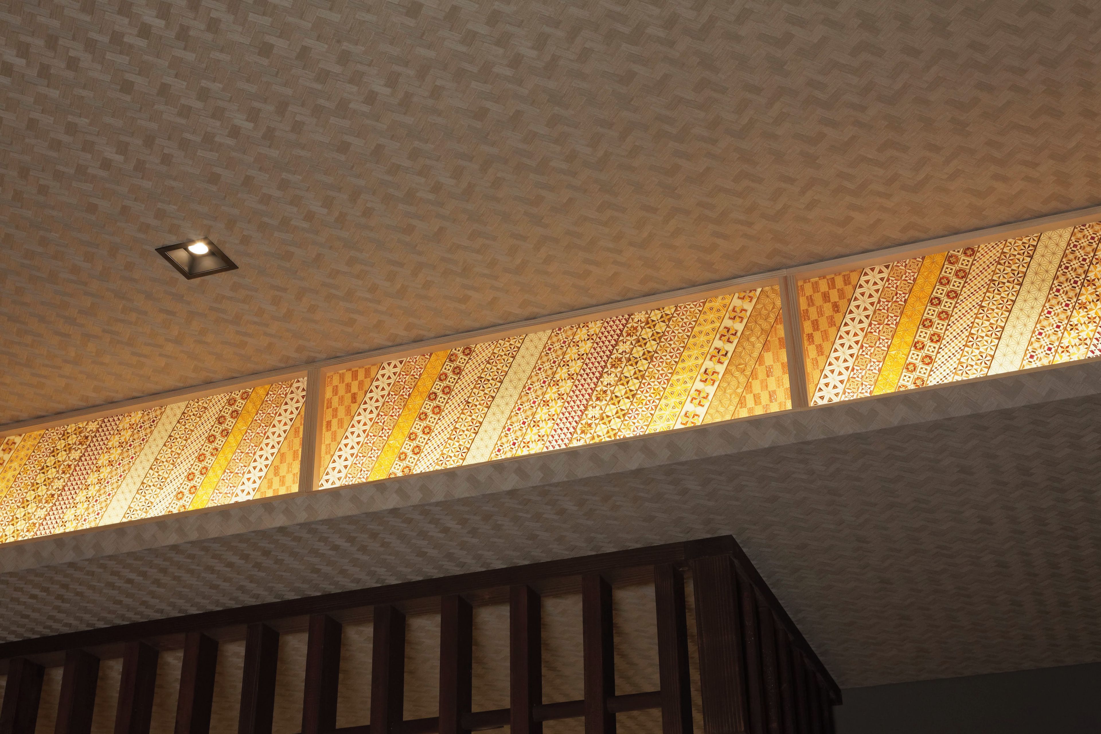 Eine Decke mit einem gemusterten Design und einer eingelassenen Leuchte.